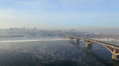 Hava hava manzara. Kış. Irkutsk kent. Rusya. Sibirya. Angara Nehri Köprüsü'nün görünümü