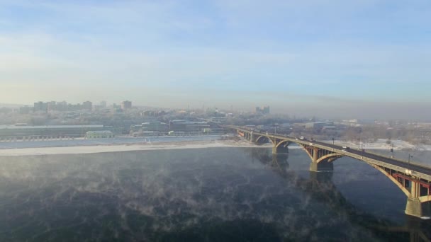 Hava hava manzara. Kış. Irkutsk kent. Rusya. Sibirya. Angara Nehri Köprüsü'nün görünümü — Stok video