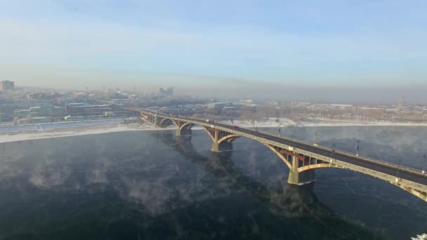 Letecký pohled ze vzduchu. Zima. Město Irkutsk. Rusko. Sibiř. Pohled z mostu přes řeku Angara — Stock video