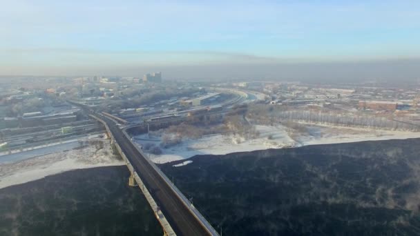 A légi felvétel a levegőből. Téli. Irkutszk város. Oroszország. Siberia. A Angara folyón a híd látképe — Stock videók