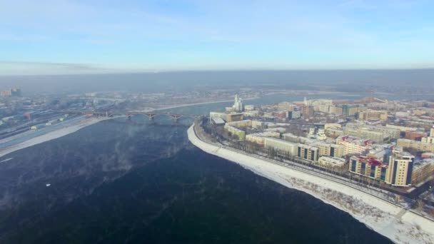 Luchtfoto vanuit de lucht. Winter. Irkoetsk stad. Rusland. Siberië. Weergave van de brug over de Angara — Stockvideo