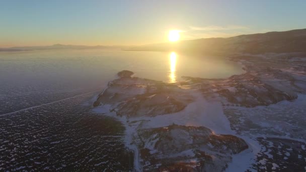Εναέρια έρευνα από τον αέρα. Το χειμώνα. Λίμνη Βαϊκάλη. Μικρός στη θάλασσα — Αρχείο Βίντεο