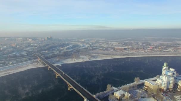 Widok z lotu ptaka z powietrza. Zimą. Irkucka. Rosja. Siberia. Widok na most, po drugiej stronie rzeki Angara — Wideo stockowe