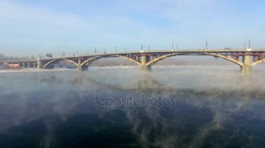 Hava hava manzara. Kış. Irkutsk kent. Rusya. Sibirya. Angara Nehri Köprüsü'nün görünümü