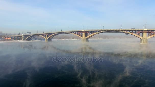 Вид з повітря. Взимку. Іркутська міста. Росія. Сибіру. Погляд мосту через річку ангара — стокове відео