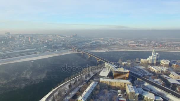 Flygfoto från luften. Vintern. Irkutsk stad. Ryssland. Sibirien. Utsikt över bron över floden Angara — Stockvideo
