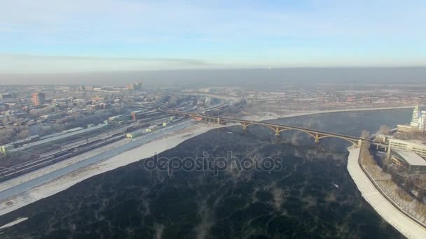 Luchtfoto vanuit de lucht. Winter. Irkoetsk stad. Rusland. Siberië. Weergave van de brug over de Angara — Stockvideo