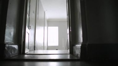 ProRes. Belgeler ile mavi elbiseli genç kız merdivenlerden tırmanıyor