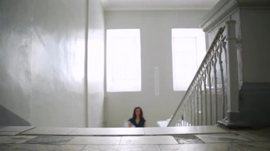 ProRes. Belgeler ile mavi elbiseli genç kız merdivenlerden tırmanıyor