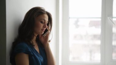 ProRes. Mavi elbiseli bir genç kız bir smartphone penceresinde konuşuyor