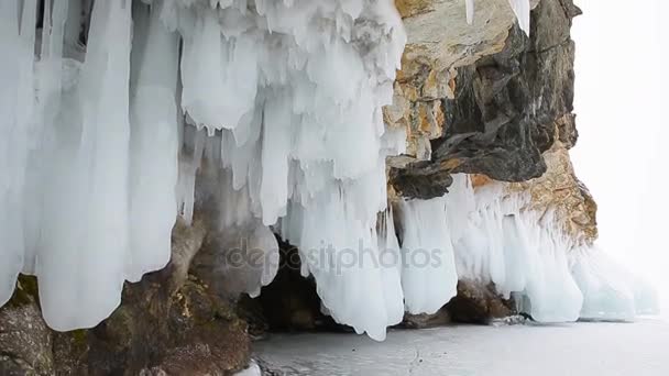 Prores codec. Musim dingin. Bebatuan di Danau Baikal tertutup oleh es dan salju. — Stok Video