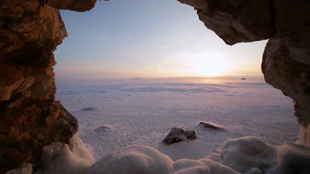 ProRes codec. Kış. Kaya mağarada buzla kaplıdır. Deniz Baykal. — Stok video