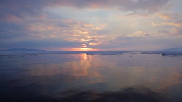 Códec de Prores. El invierno. Puesta y salida del sol en el lago Baikal, cubierto de hielo y nieve — Vídeos de Stock