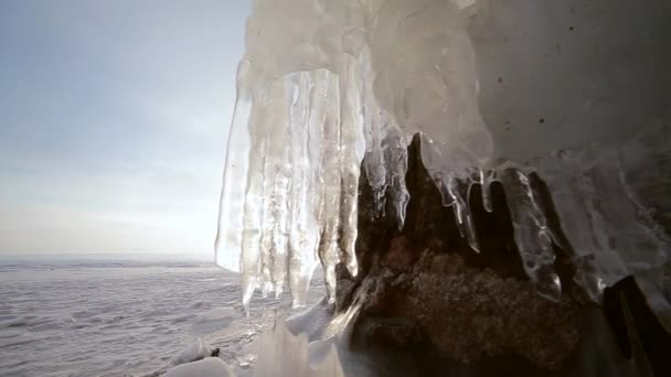 Codec Prores. Inverno. Le rocce del lago Baikal sono ricoperte di ghiaccio e neve — Video Stock