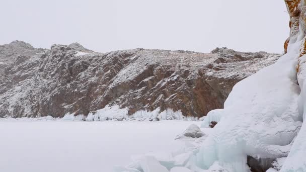 Codec Prores. Inverno. Le rocce del lago Baikal sono ricoperte di ghiaccio e neve — Video Stock