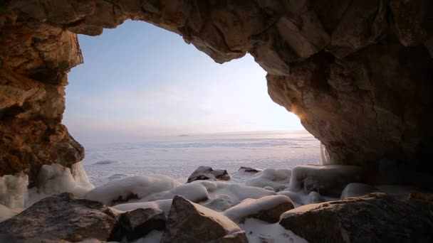 Códec de Prores. El invierno. La cueva en la roca está cubierta de hielo. Lago Baikal . — Vídeos de Stock