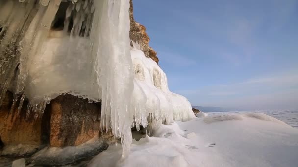 Codec Prores. Inverno. Le rocce del lago Baikal sono ricoperte di ghiaccio e neve — Video Stock