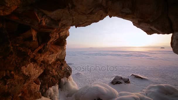 Prores codec. Musim dingin. Gua di batu itu tertutup es. Danau Baikal . — Stok Video