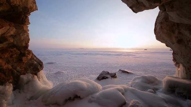 Códec de Prores. El invierno. La cueva en la roca está cubierta de hielo. Lago Baikal . — Vídeos de Stock