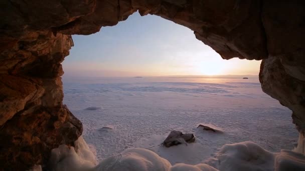 ProRes codec. Winter. De grot van de rots is bedekt met ijs. Het Baikalmeer — Stockvideo