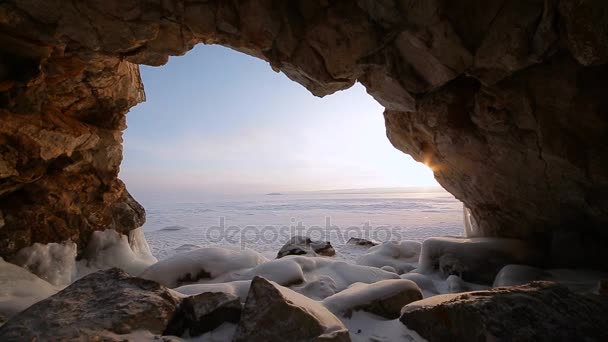Prores codec. Vinter. Hulen i klippen er dækket af is. Bajkalsøen – Stock-video