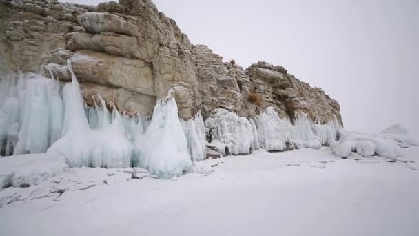 Codec Prores. Inverno. Le rocce del lago Baikal sono ricoperte di ghiaccio e neve — Video Stock