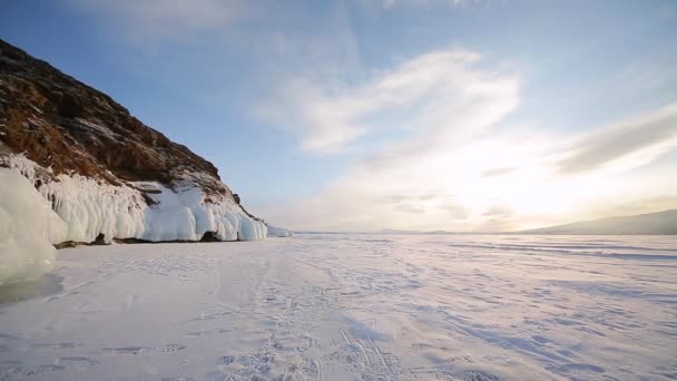 Prores codec. Inverno. As rochas do Lago Baikal estão cobertas de gelo e neve — Vídeo de Stock