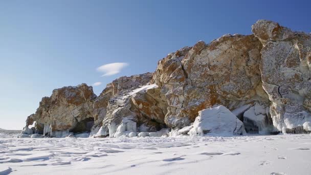 Prones codec. Зима. Скалы озера Байкал покрыты льдом и снегом — стоковое видео