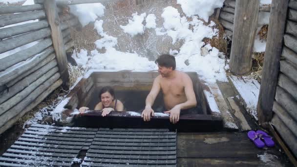 ProRes kodek. Muž a dívka se vykoupat horkých přírodních minerálních pramenů v otevřeném v zimě — Stock video