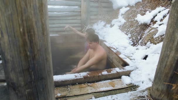 Prores コーデック。男と女の子は冬にオープンで天然ミネラル温泉のお風呂を取る — ストック動画