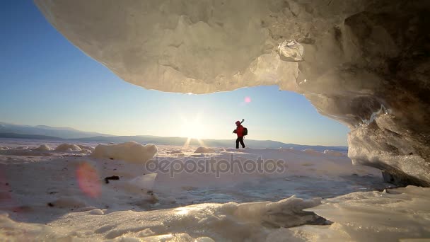 Prores кодек. Мандрівник прогулянки по льоду зима озера. Озеро Байкал — стокове відео