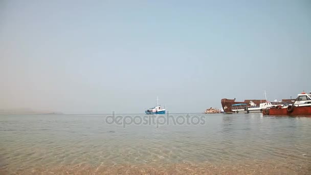 Naturaleza del lago Baikal. Puerto abandonado en la isla de Olkhon — Vídeos de Stock