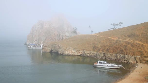 Natur des Baikalsees. Nebel. das Schiff ist in der Bucht von der Insel Olchon — Stockvideo