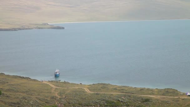 Natur des Baikalsees. das Schiff bewegt sich den See entlang — Stockvideo