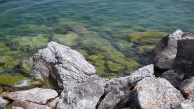 Deniz Baykal doğası. Göl kıyısında taş