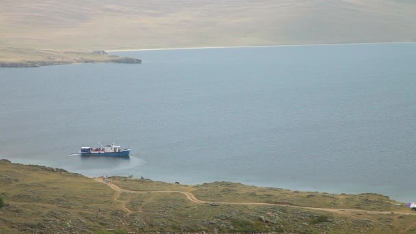 Natureza do Lago Baikal. O navio está se movendo ao longo do lago — Vídeo de Stock