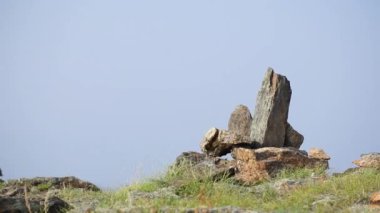 Taş ay Olkhon Adası üzerinde taşı. Deniz Baykal