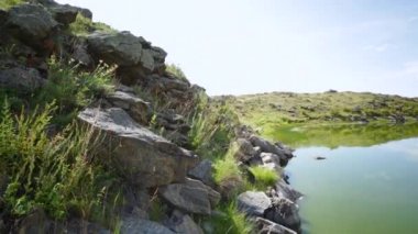 Taş ay Olkhon Adası üzerinde taşı. Deniz Baykal