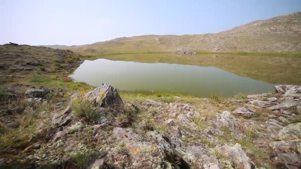 Landschaft des Sees Nuku-nur auf der Insel Olchon. Baikalsee — Stockvideo