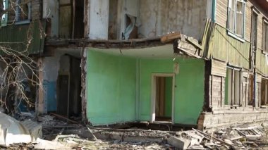 Felaket sonuçlarını. Yıkık ahşap evler