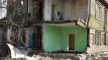 Felaket sonuçlarını. Yıkık ahşap evler