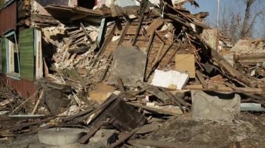 Felaket sonuçlarını. Yıkık ahşap evler