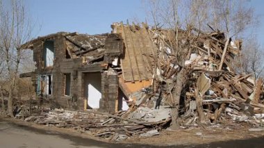 Felaket sonuçlarını. Yıkık ahşap evler