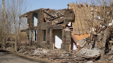 Felaket sonuçlarını. Yıkık ahşap evler