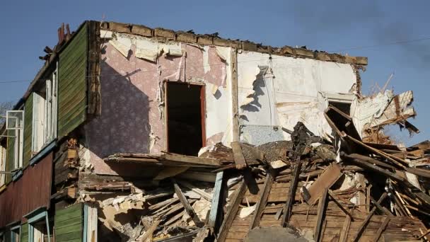 Consequences of the disaster. Ruined wooden houses — Stock Video