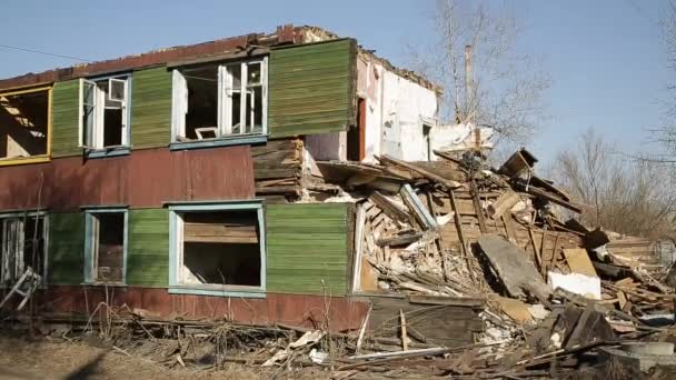 Συνέπειες της καταστροφής. Ερειπωμένο ξύλινα σπίτια — Αρχείο Βίντεο