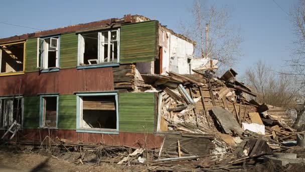 Consecuencias del desastre. Casas de madera en ruinas — Vídeo de stock