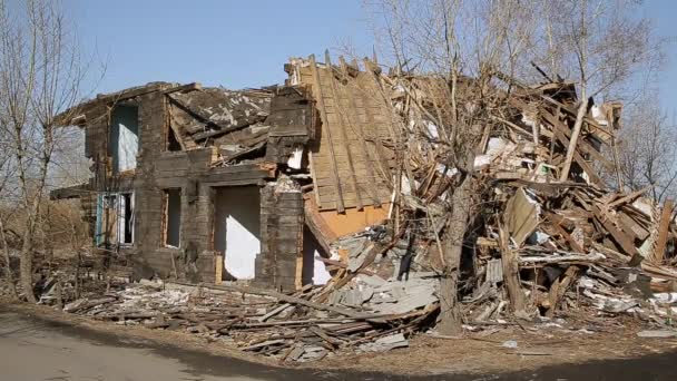 Последствия катастрофы. Разрушенные деревянные дома — стоковое видео