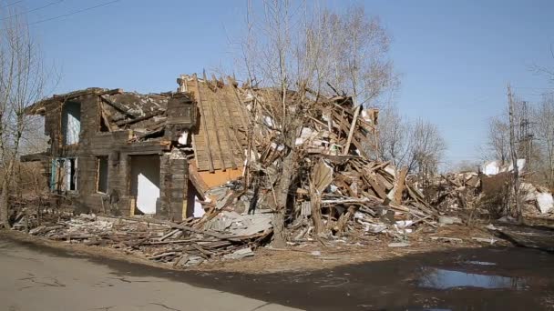 Consequences of the disaster. Ruined wooden houses — Stock Video