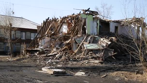 Consecuencias del desastre. Casas de madera en ruinas — Vídeo de stock